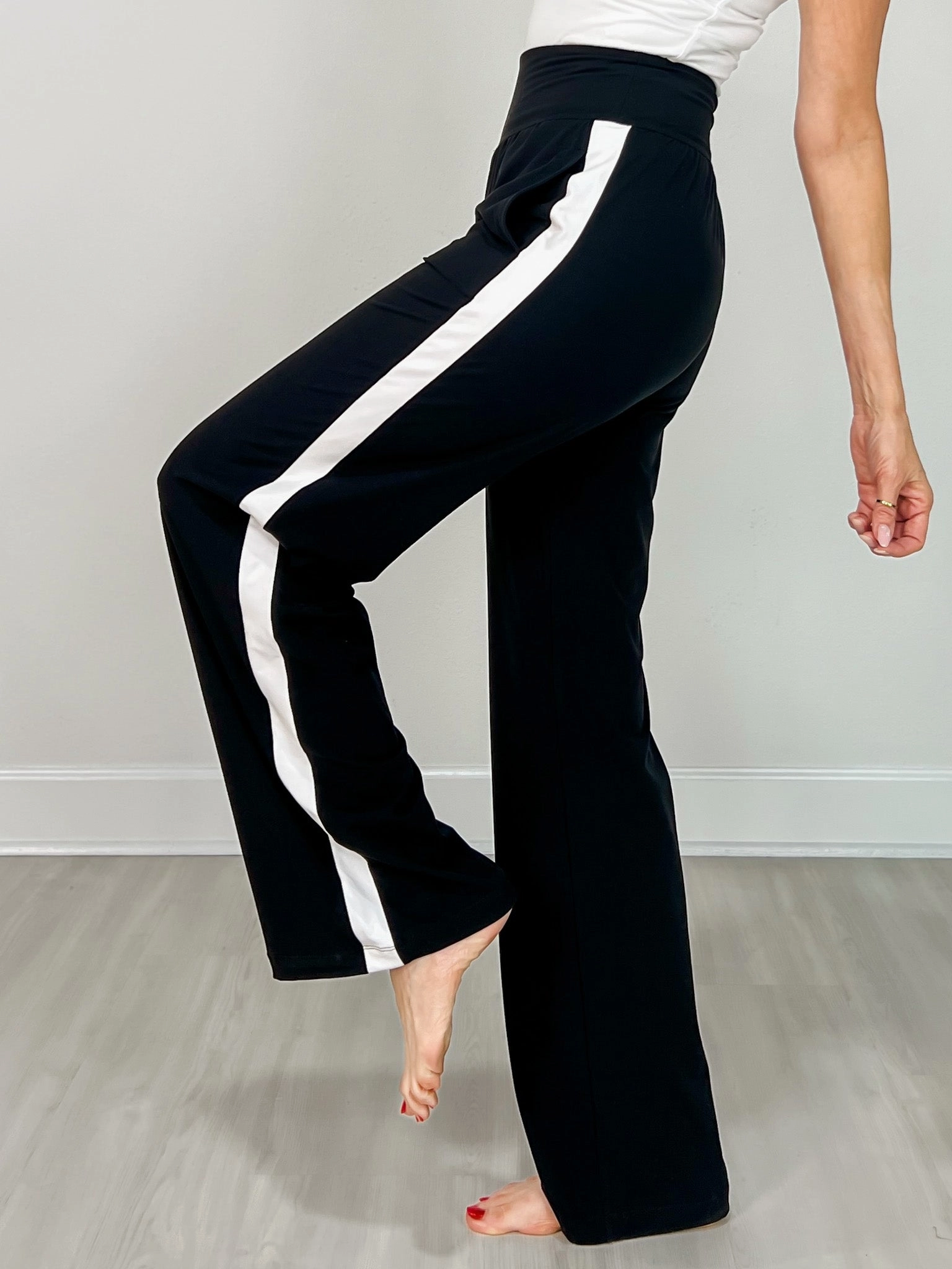 Elastic waist Recycled Butter Striping Straight Pant in Black White