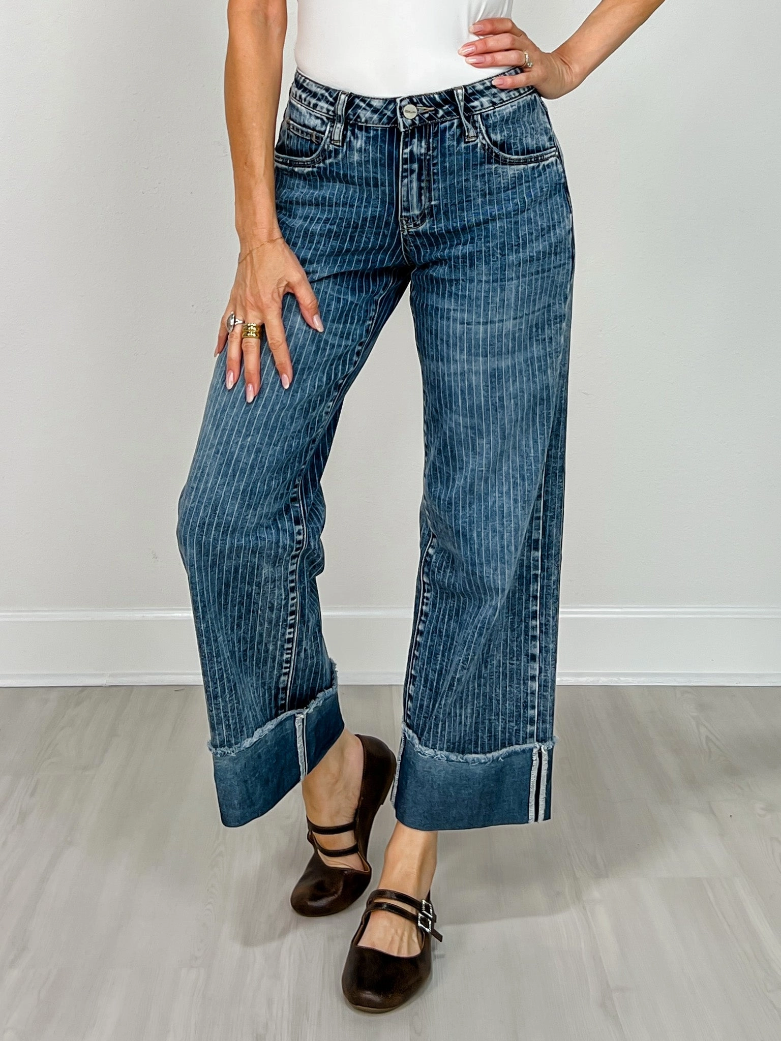 Outfit Essential Flattering Waist Design Hint of Blu Relaxed Straight Cuffed Jeans-Canyon Denim