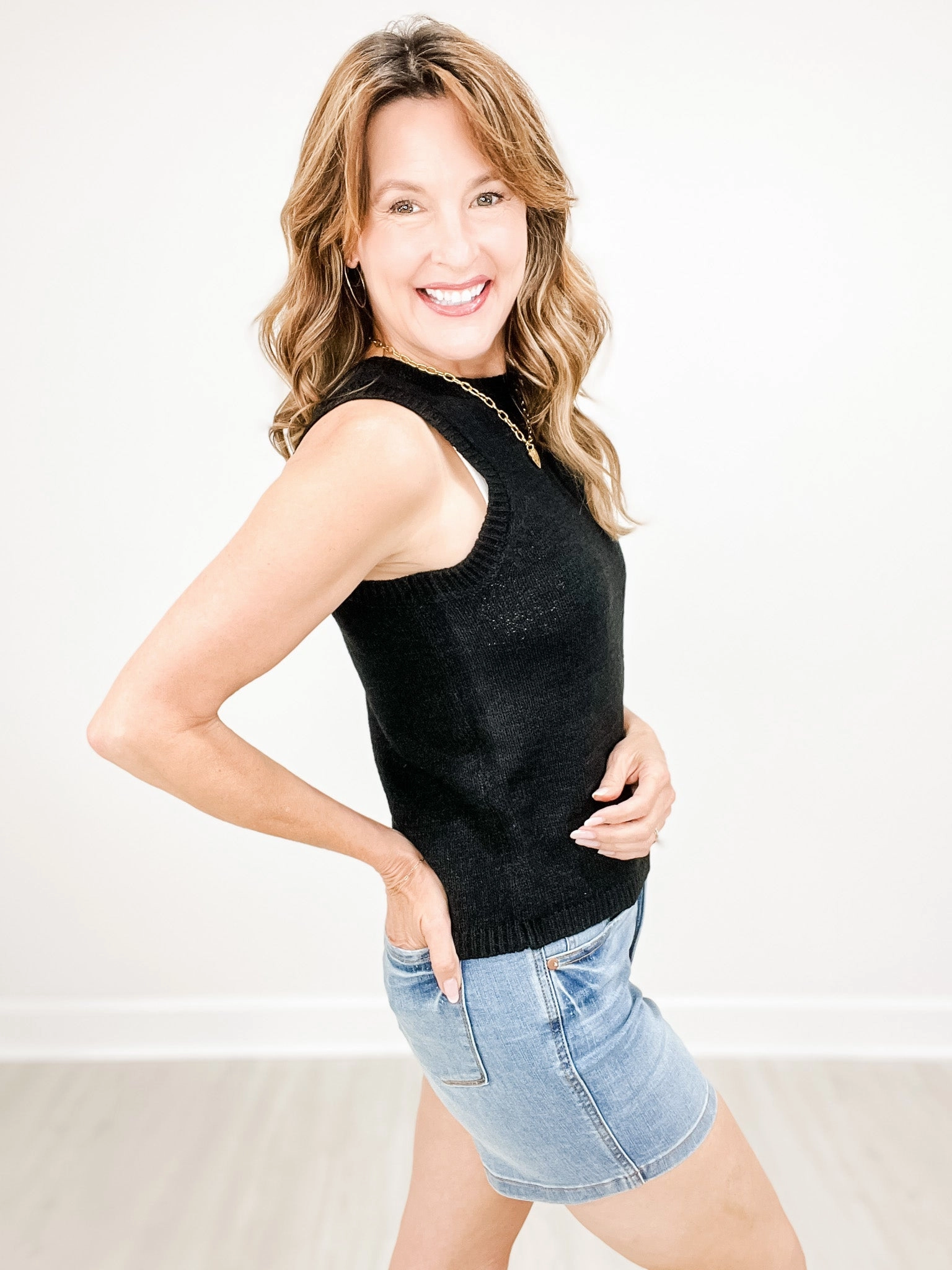 Crewneck Sleeveless Knit Pullover Sweater DurableDoubleLayeredHem CompressionTechnology