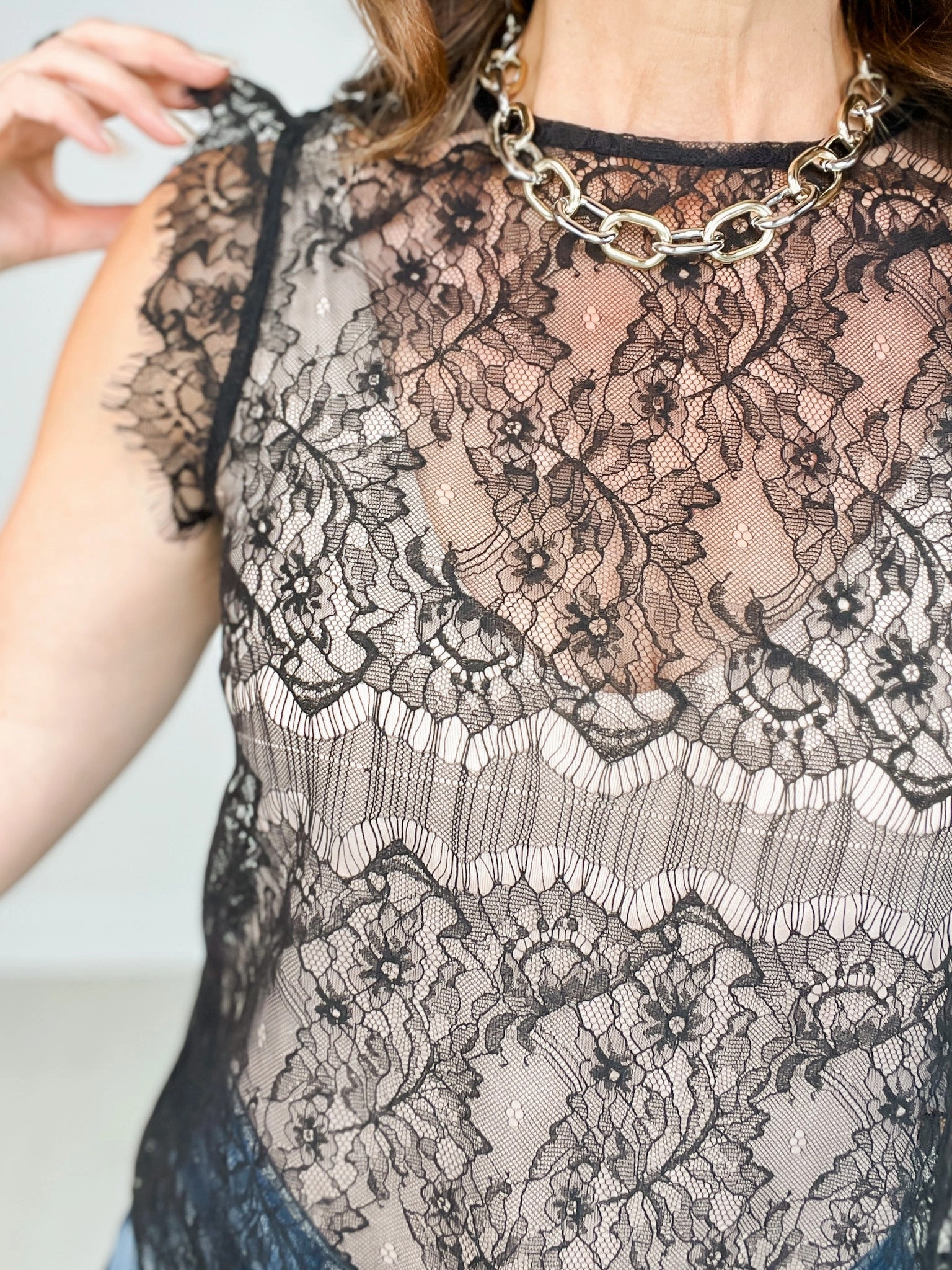 PolyesterBlend Round Neck Sleeveless Scallop Hem Lace Top