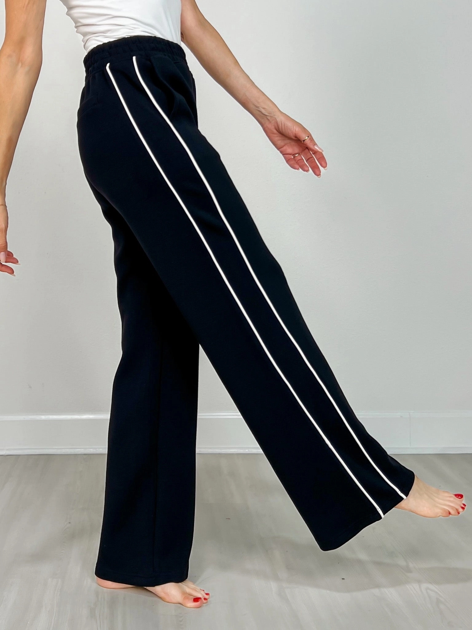 LightweightDesign Modal Scuba Stripe Piping Straight Pant in Black Cream