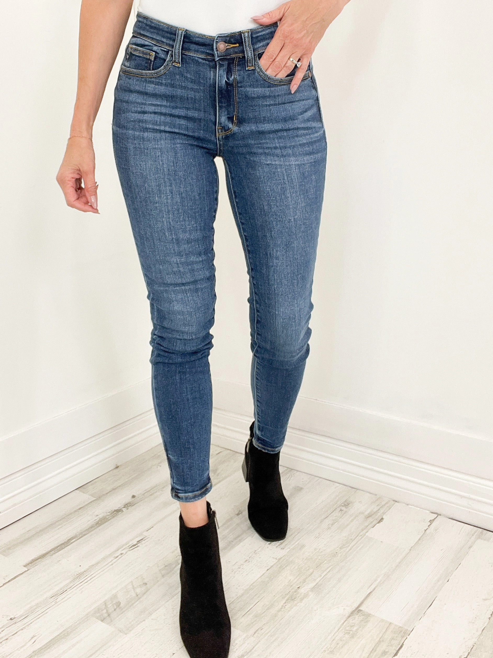 Reinforced Stitching Judy Blue "Bethany" Mid-Rise Skinny Jean