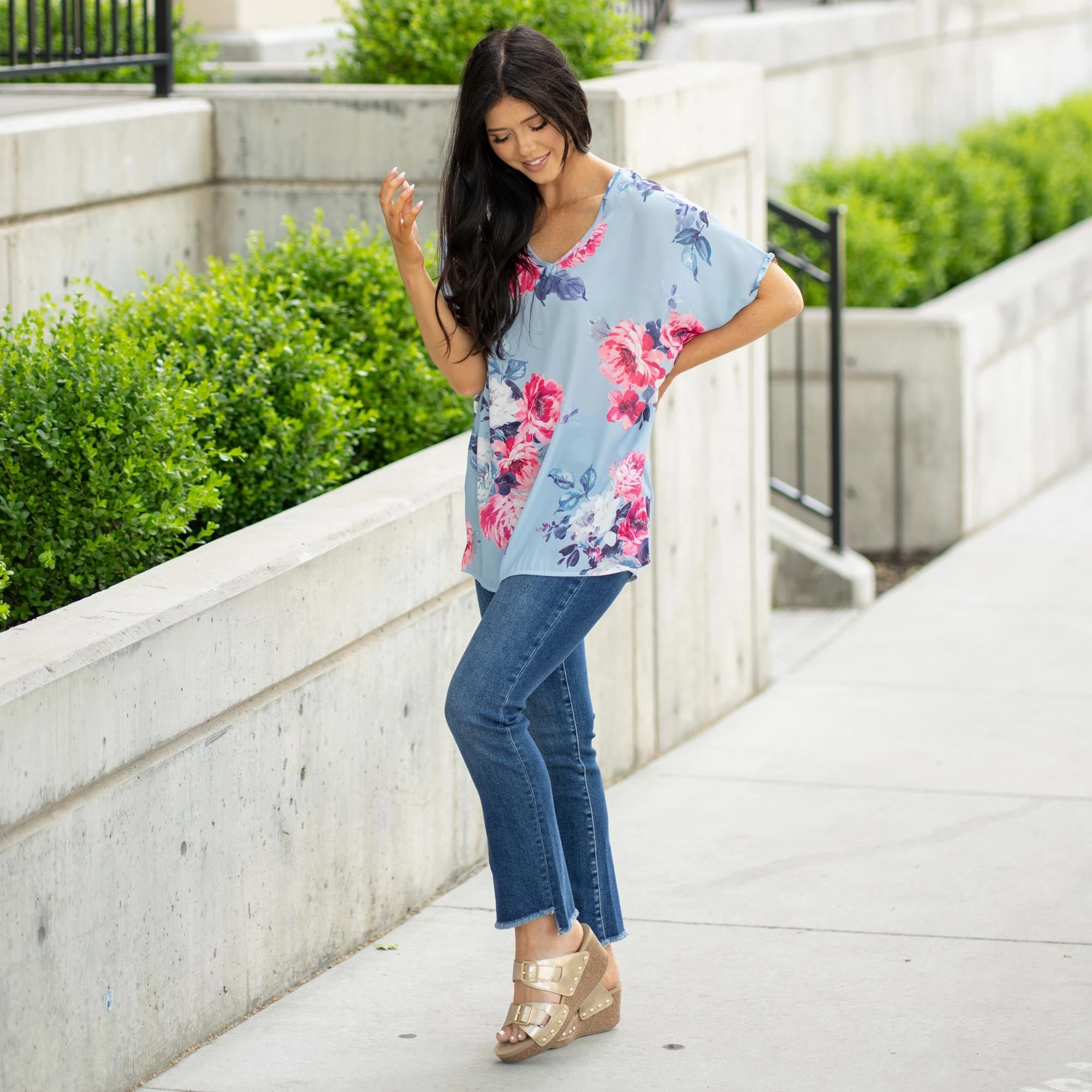 Trendy Vibes Wear Sporty Appeal Floral Print Relaxed Woven V Neck Top