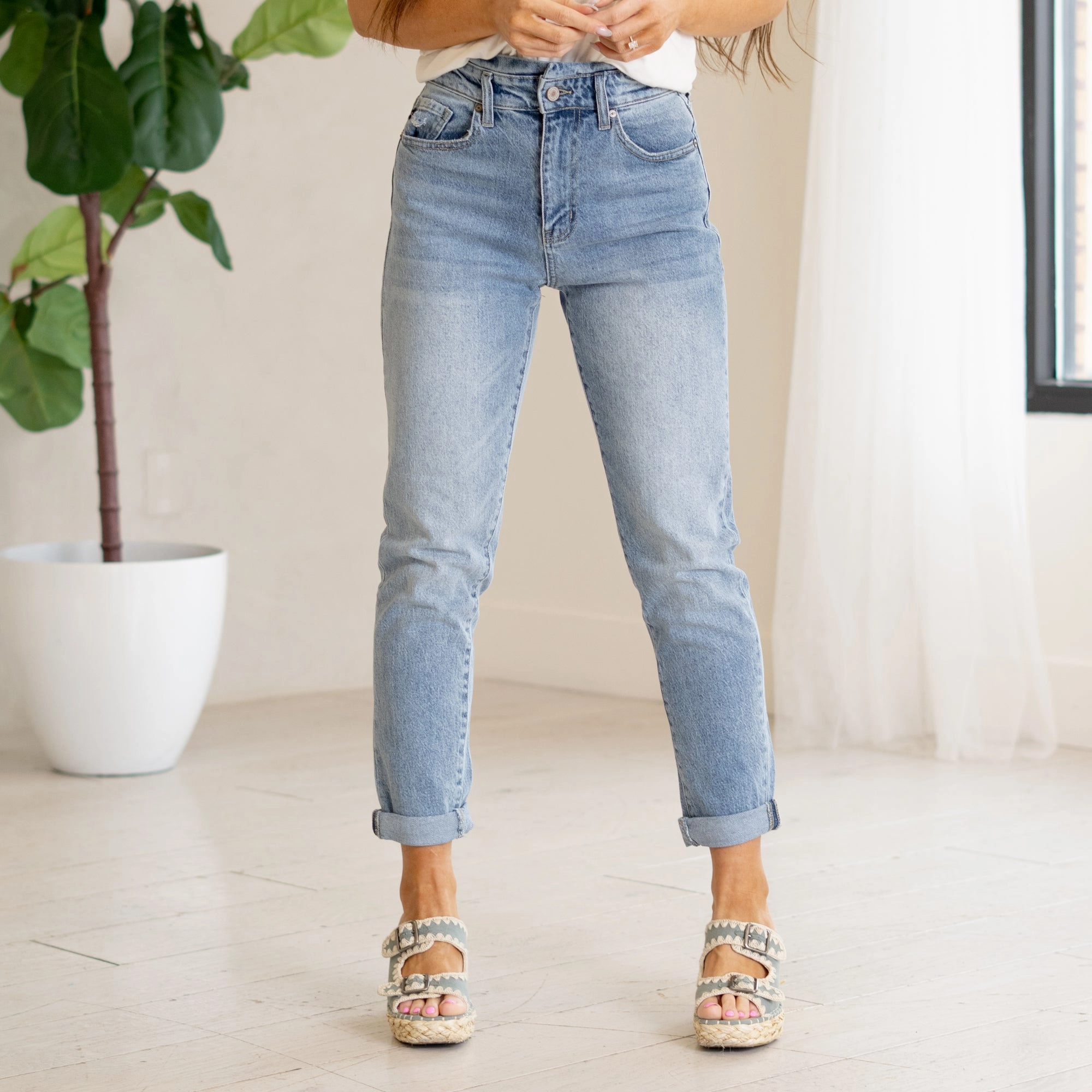 Gwen High Rise Mom Fit Simple Aesthetic Fashionable Design