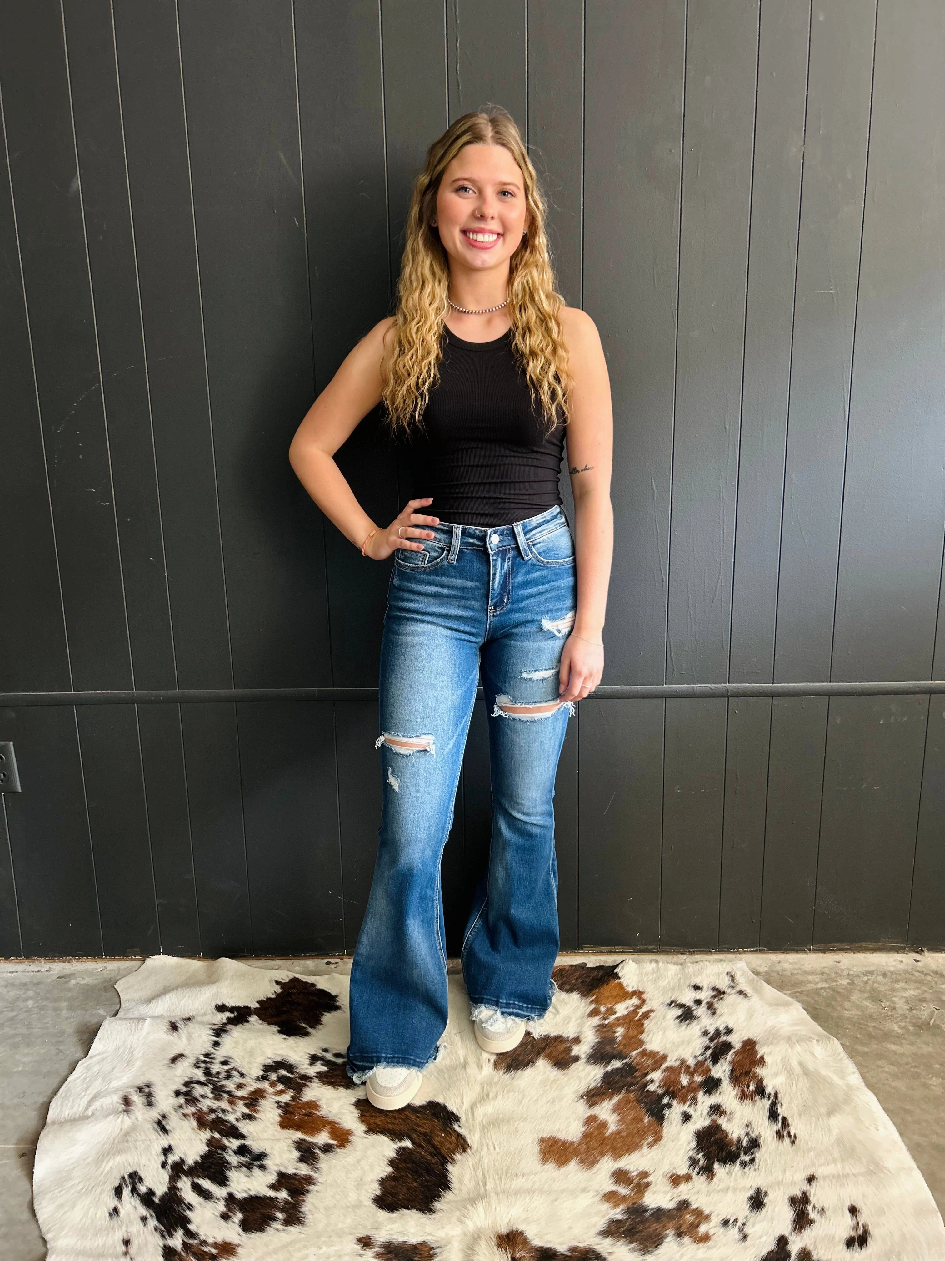 Secure Closures Loose Design High Rise Frayed Hem Distressed Jeans