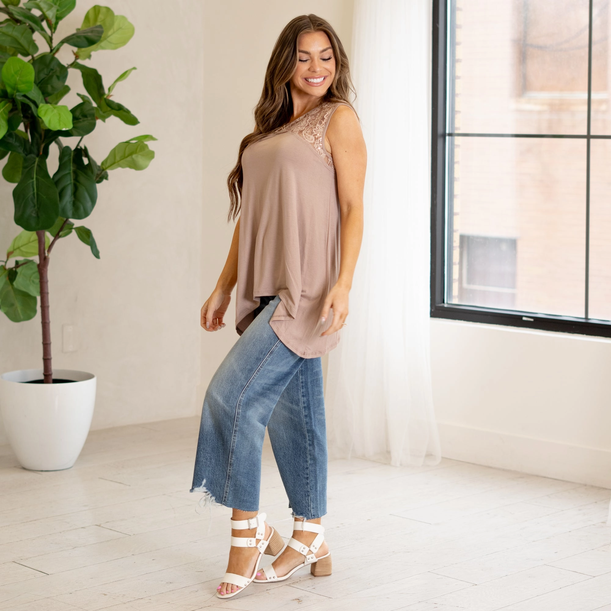 Stylish Design Eco friendly materials Lace Sleeveless Top