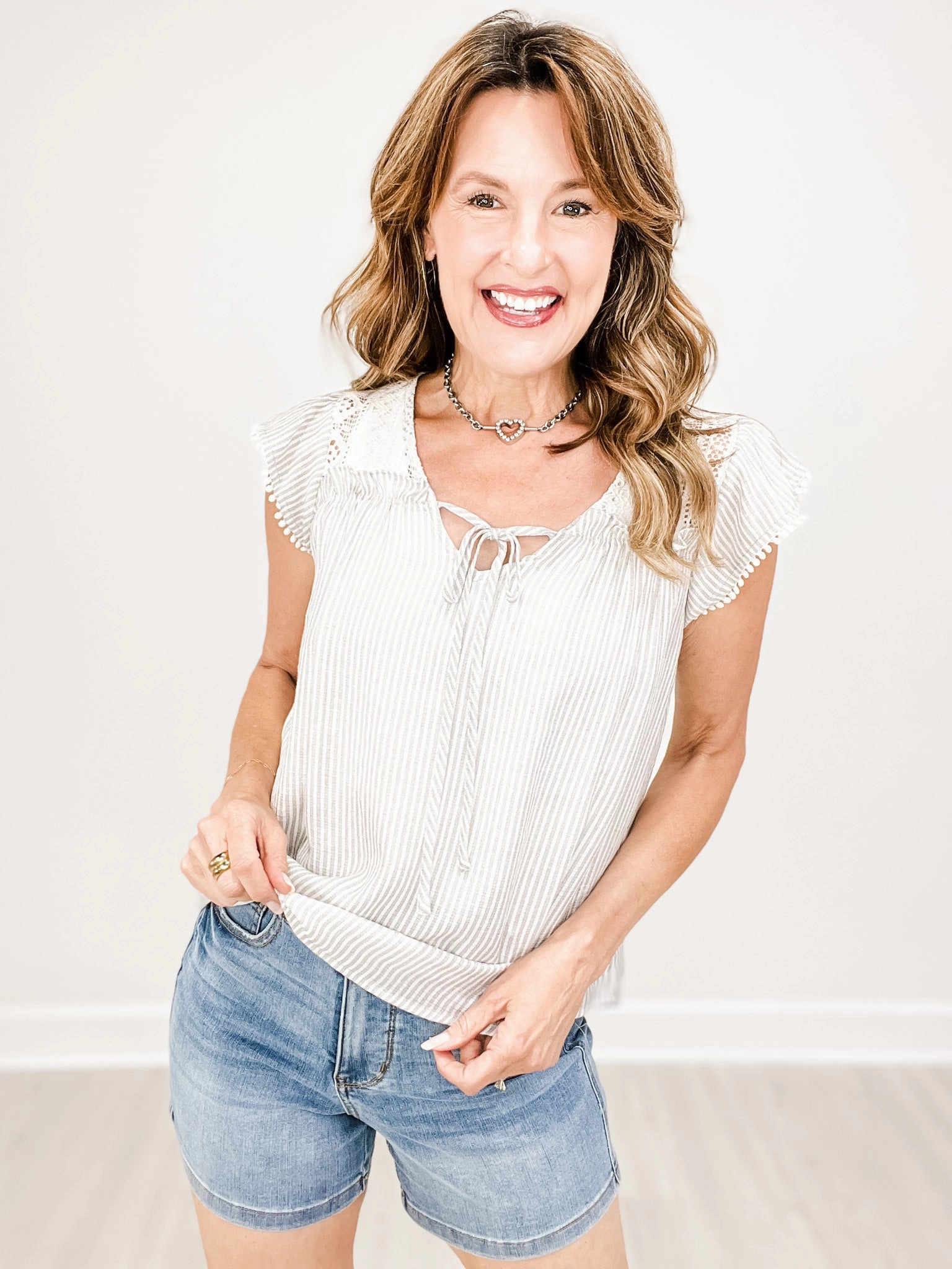 Sleeveless Floral Lace with Tie V-Neckline Top Water Repellent Finish Winter Hoodie