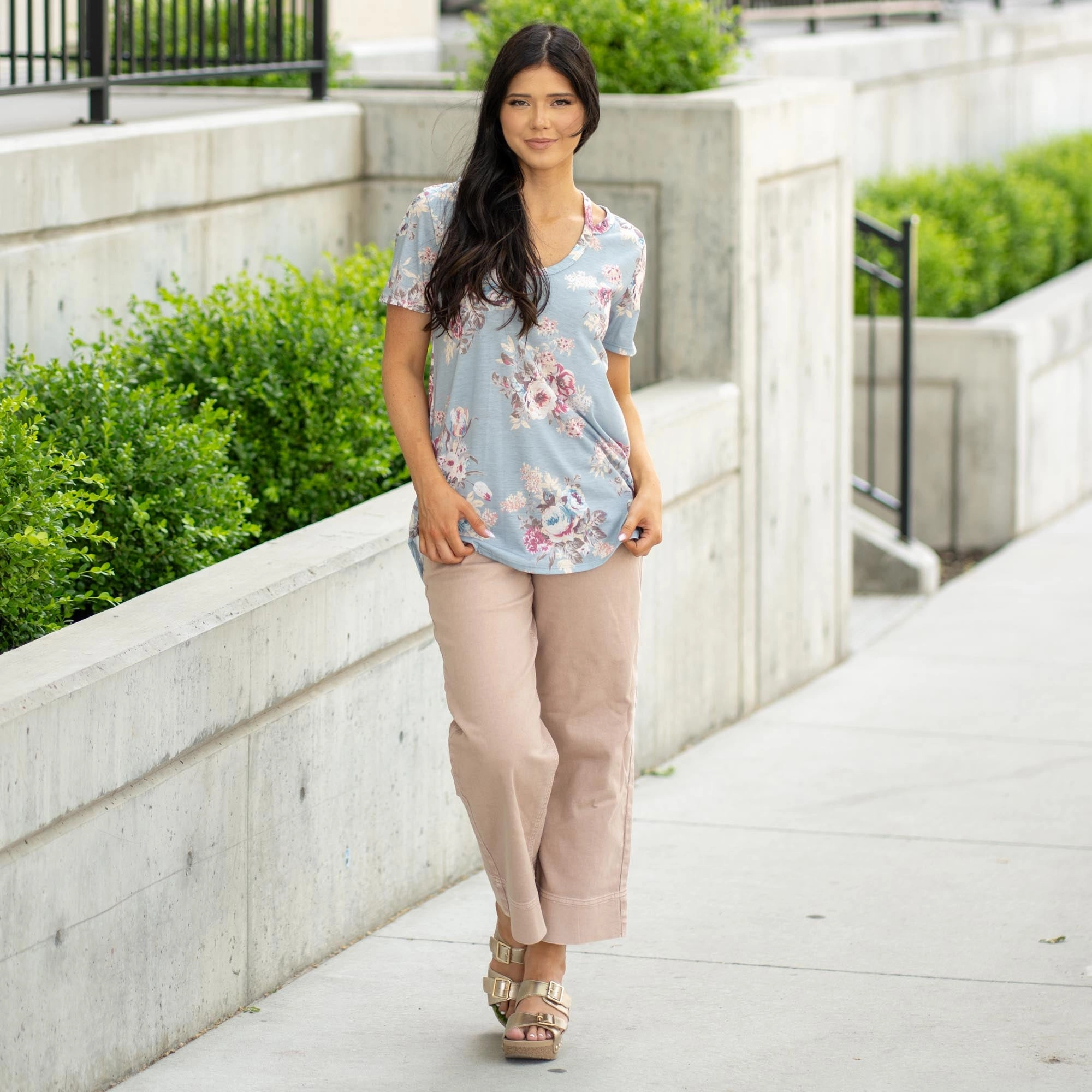 Chic Outfit Floral Print V Neck Detail Top