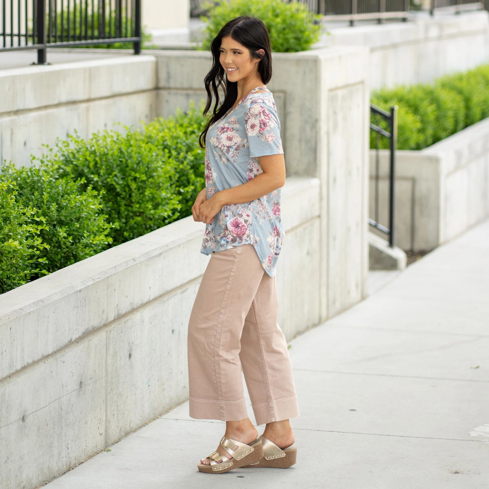 Ergonomic Cut Floral Print V Neck Detail Top