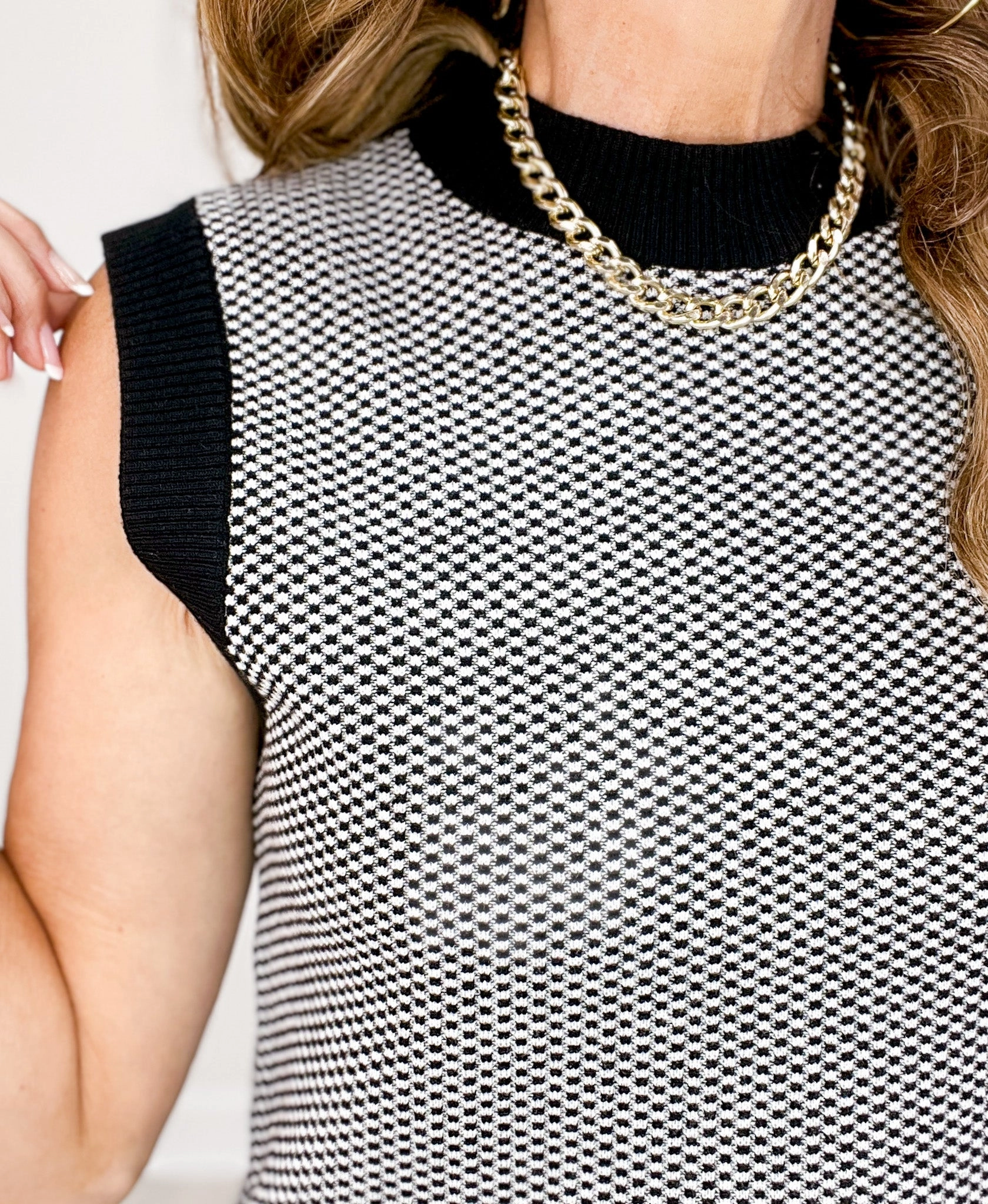 SlubTexture Low Profile Seaming Sleeveless Checker Knit Top with Ribbed Band Neckline