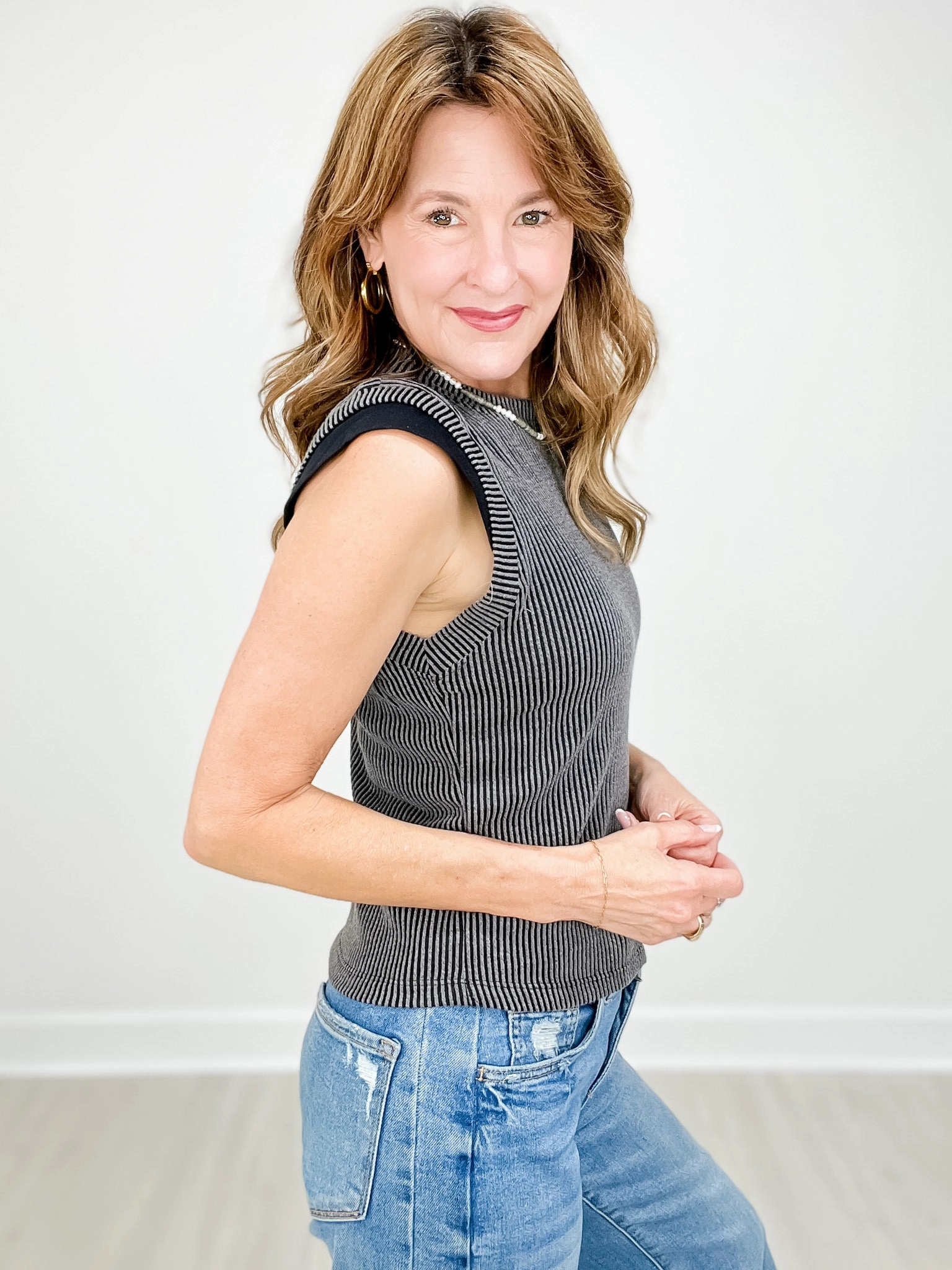 HeatRegulating Ribbed Round Neck Cuffed Sleeveless Top